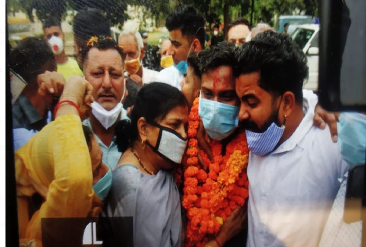 Cobra commando released by Naxalites will reach home town jammu today