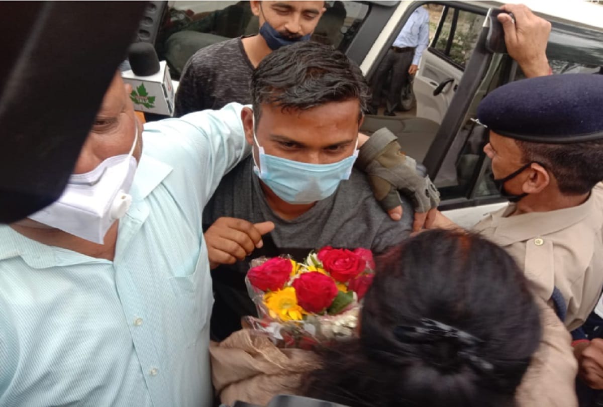 CRPF cobra commando Rakeshwar Singh Manhas return home jammu