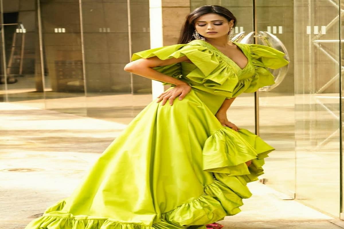 shweta tiwari is looking very attractive in new dress