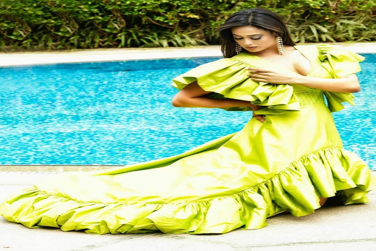 shweta tiwari is looking very attractive in new dress