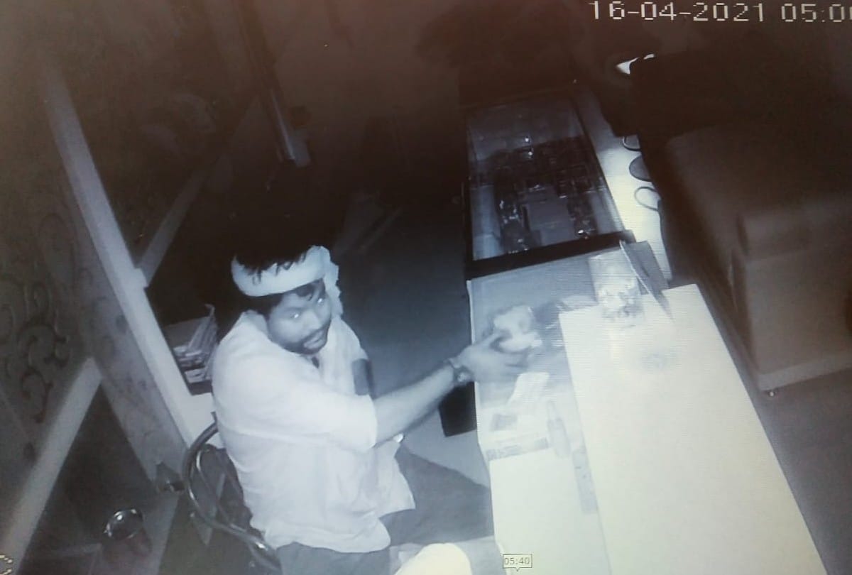 jewellery stealing worth of 40 lakh from showroom near police chowki during night curfew in Agra