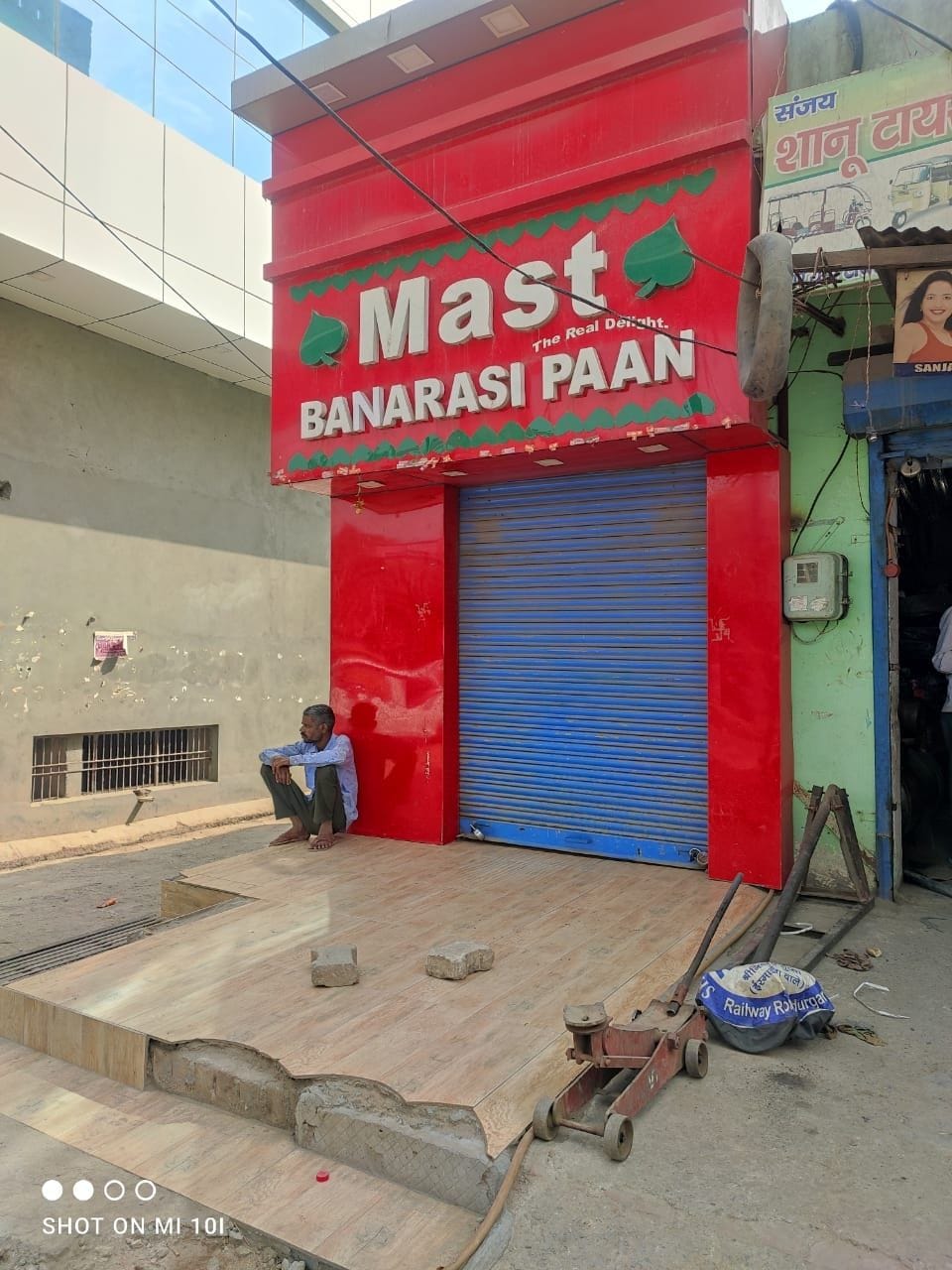 Banarasi paan shop raided, foreign and e-cigarettes recovered