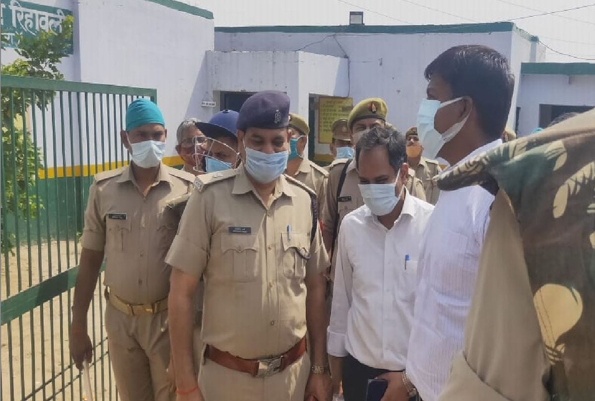 up panchayat chunav 2021: video of polling booth attacks goes viral in agra