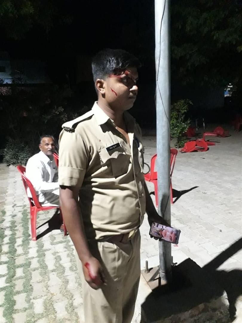 Hathras: Polling personnel imprisoned themselves due to the ruckus