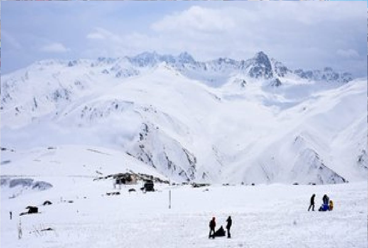 Jammu and Kashmir: Continuous rains in the plains and snowfall in the hilly areas brings down the temperature