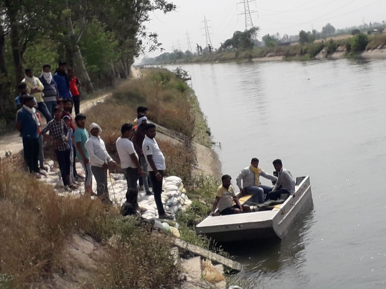 Young man drowned in the canal, drowned in water, looking for divers