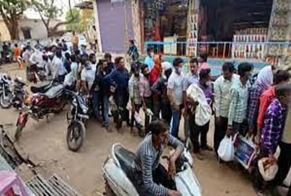 coronavirus MP: long queues started to buy gutkha tobacco in curfew, police showered sticks videos viral shivpuri