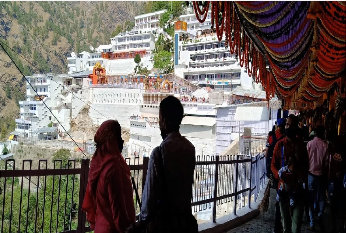 performance by famous singers is given on vaishno dham in navratras