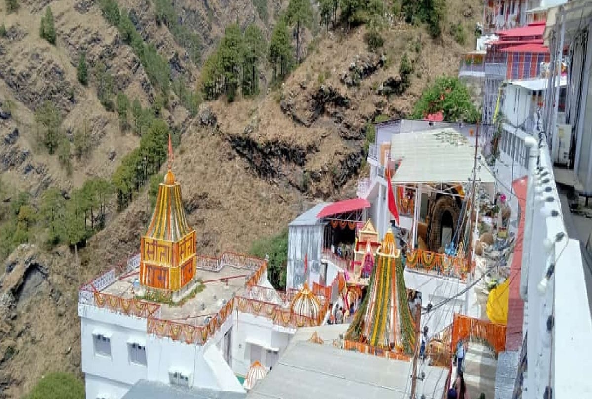 performance by famous singers is given on vaishno dham in navratras