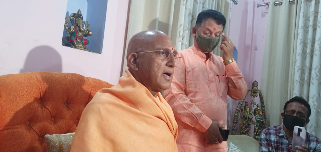 Haridwar Kumbh Mela 2021 latest news : pm modi talk to saint on kumbh mela time, saint can take big decision today