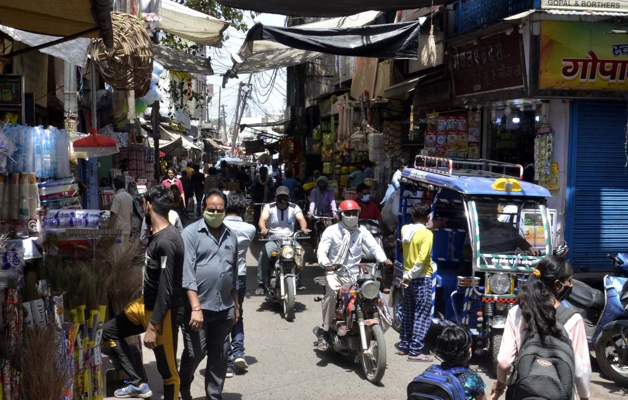 Markets crowded before weekly lockdown