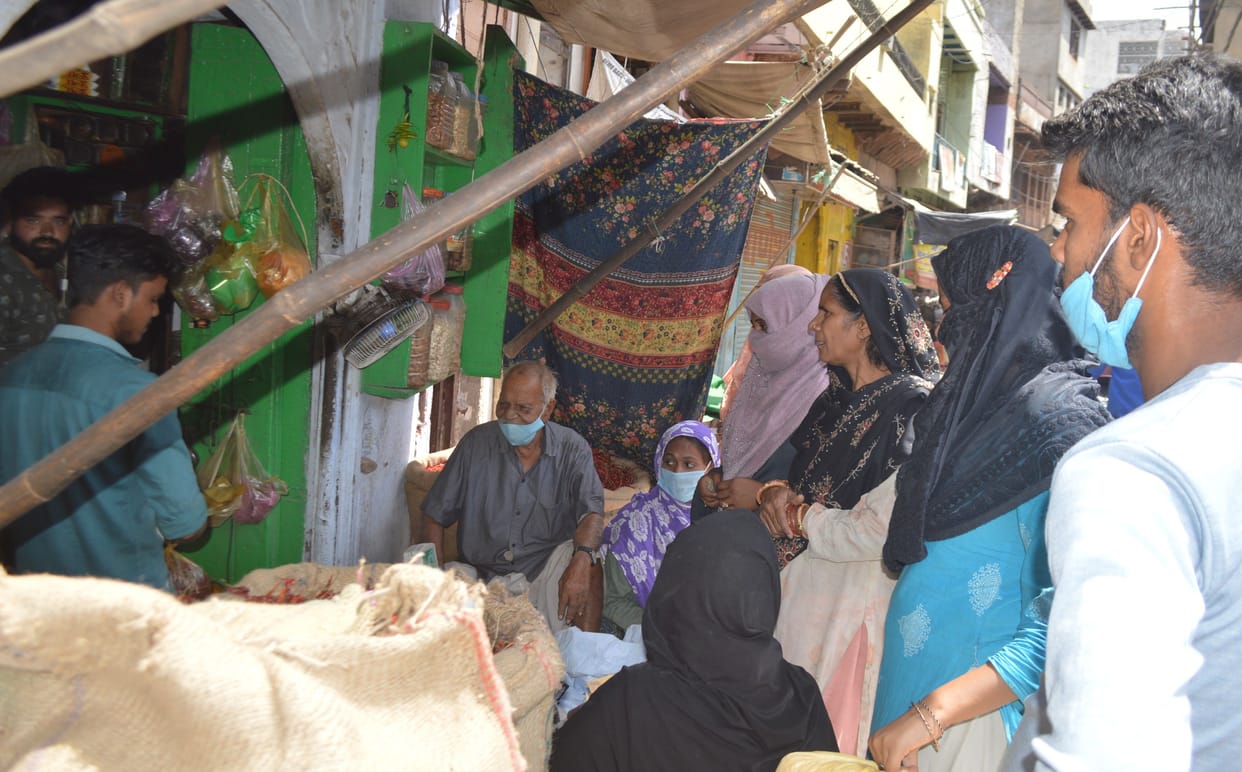 Hathras: There was a commotion in the houses married with Corona curfew