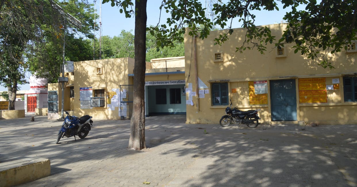 Hathras: Silence in the block premises after the death of a Corona-infected block employee