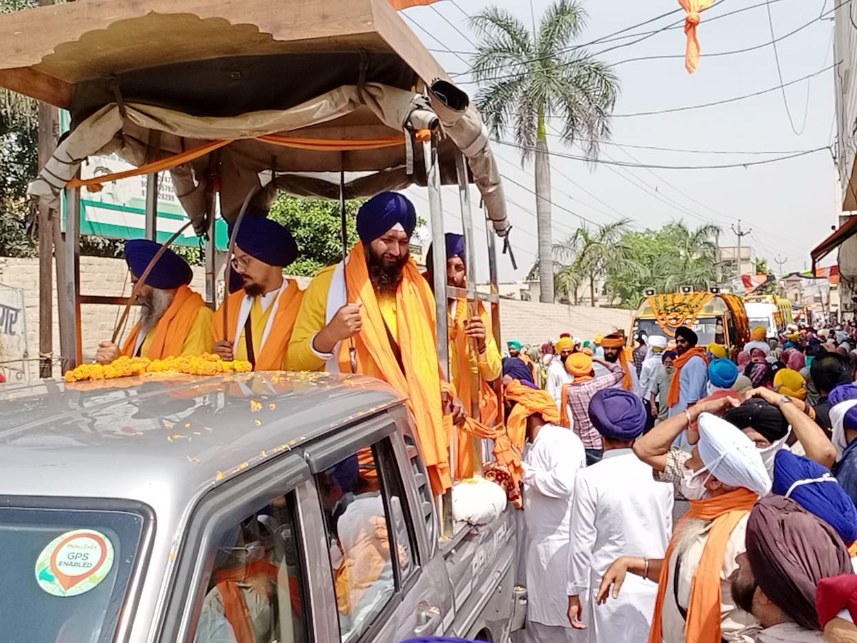 City Kirtan, going from Delhi to Anandpur Sahib, received a big welcome in the city, devotees showered flowers