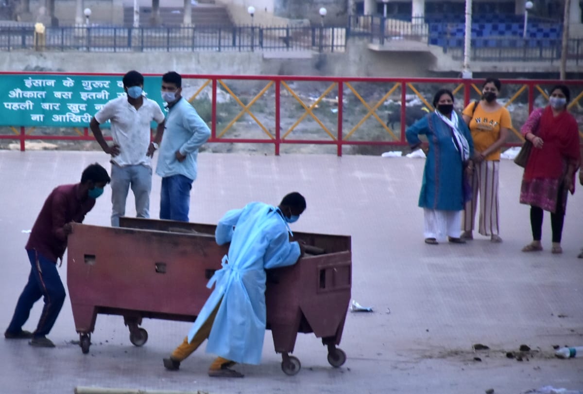 Gorakhpur nagar nigam remove banner outside crematorium site in gorakhpur