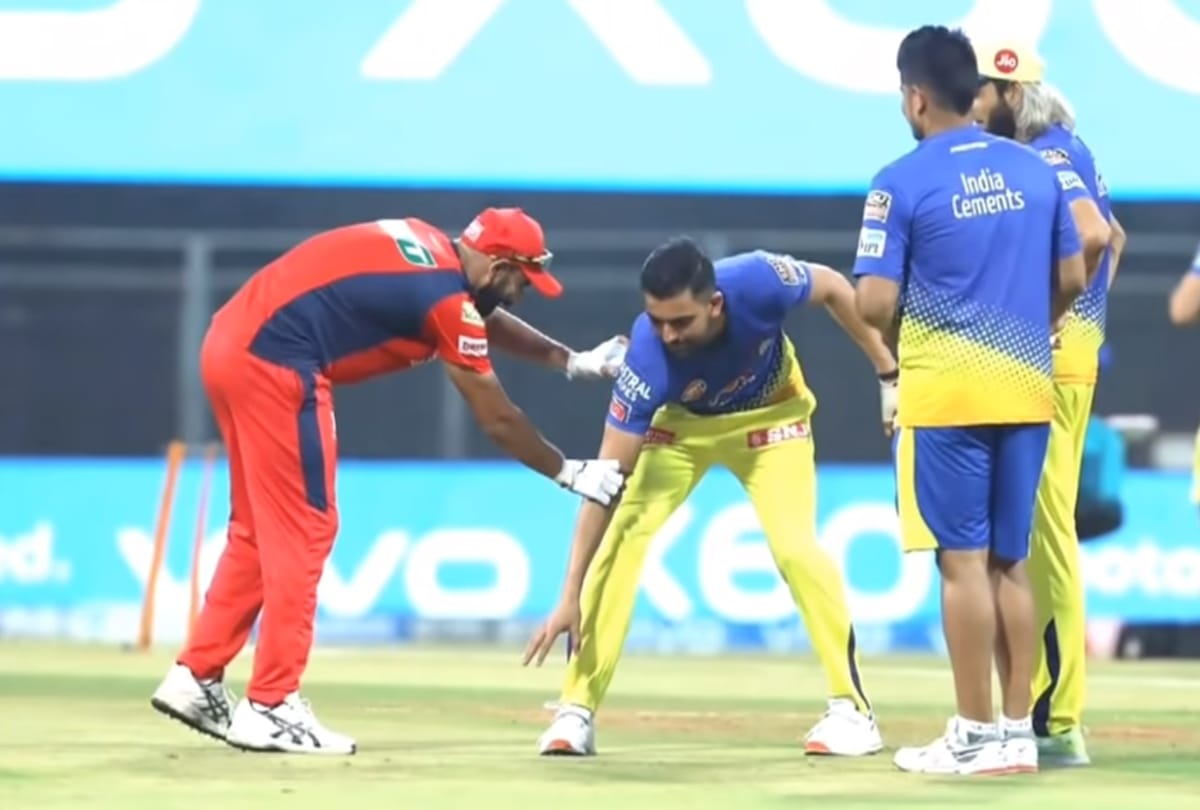 Deepak Chahar touches Mohammed Shami feet before match vs Punjab Kings
