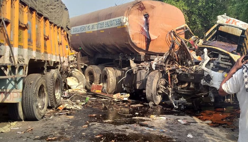 Accident in tanker and truck, driver dies