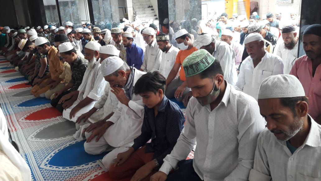 Rojedars performed namaz with social distancing