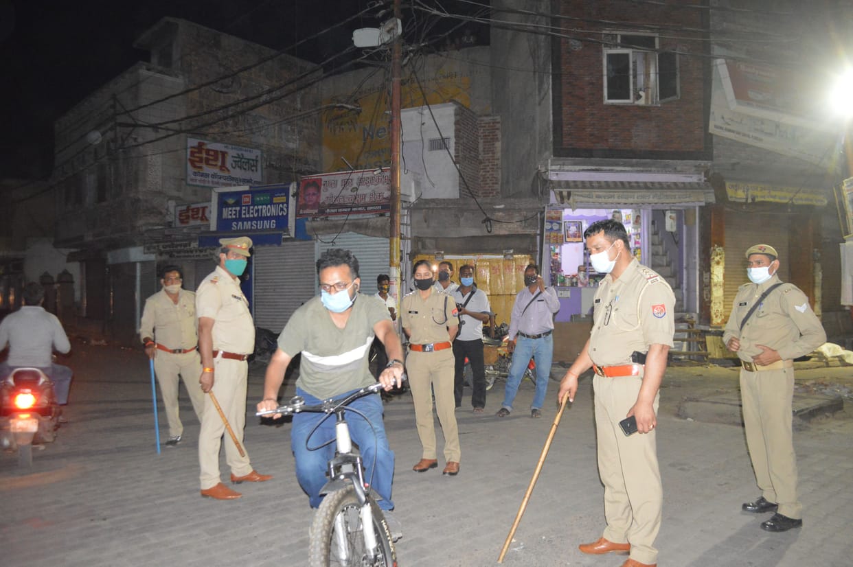 Hathras: 35-hour corona curfew begins, crowds rush to buy goods in markets