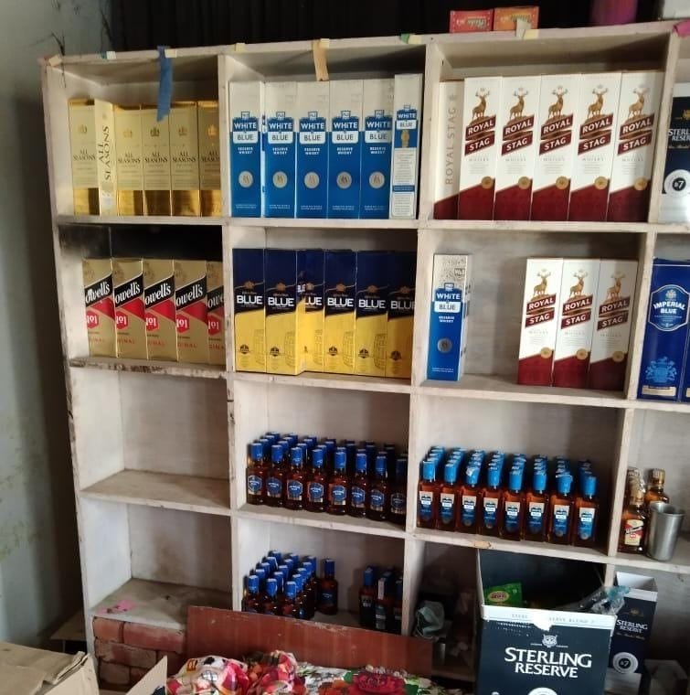 Police raids illegal liquor contract, 608 bottles of liquor recovered