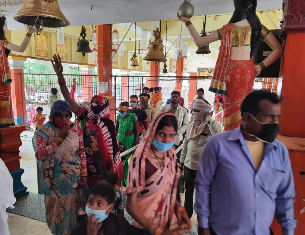 mandiro me bhakto ka jamghat