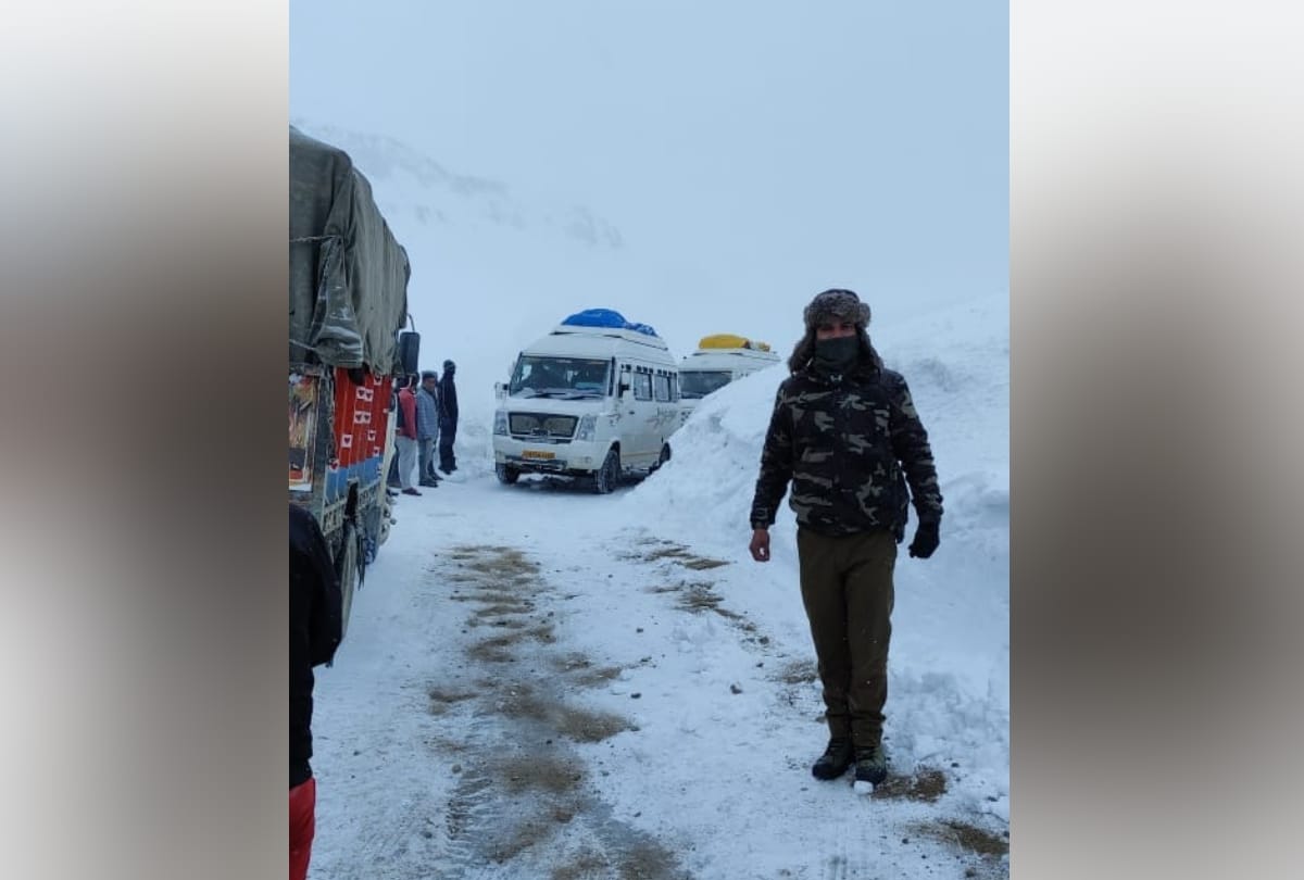 Himachal News: 14 hours rescue operation BRO and lahaul spiti police rescue 747 tourists and other passengers stranded in Baralacha pass after manali leh highway closed on 4 April after heavy snowfall