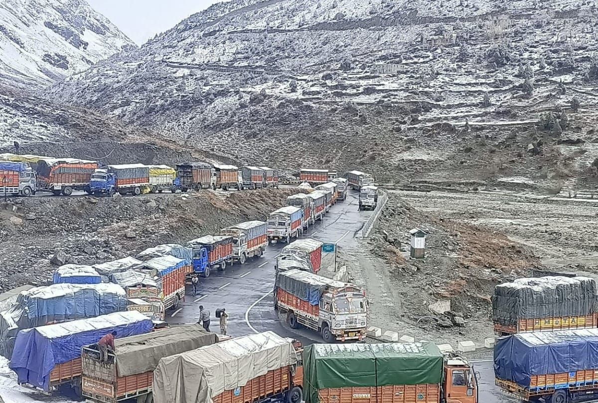 Himachal News: 14 hours rescue operation BRO and lahaul spiti police rescue 747 tourists and other passengers stranded in Baralacha pass after manali leh highway closed on 4 April after heavy snowfall
