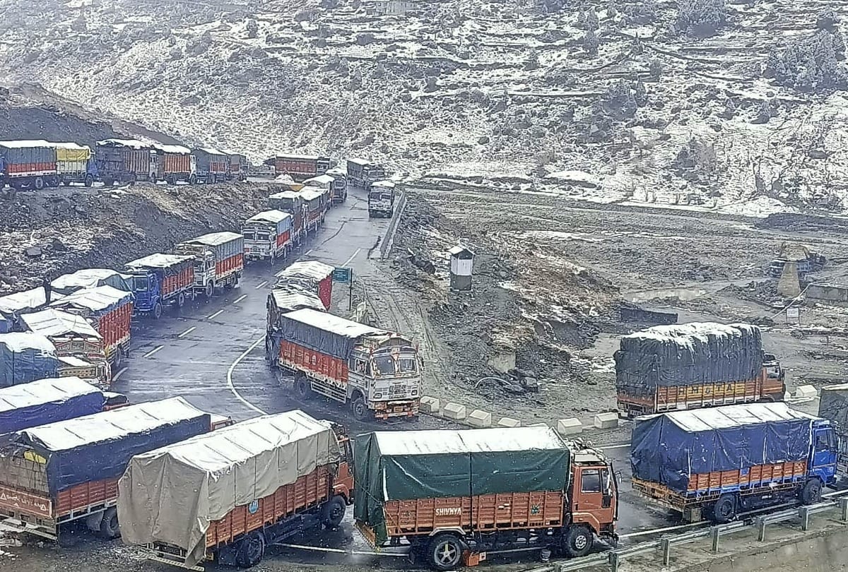 150 Trucks carrying vegetables and goods to Leh stranded  in baralacha pass Darcha