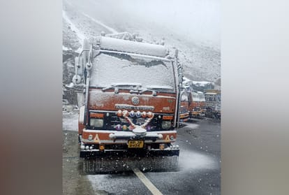 150 Trucks carrying vegetables and goods to Leh stranded  in baralacha pass Darcha