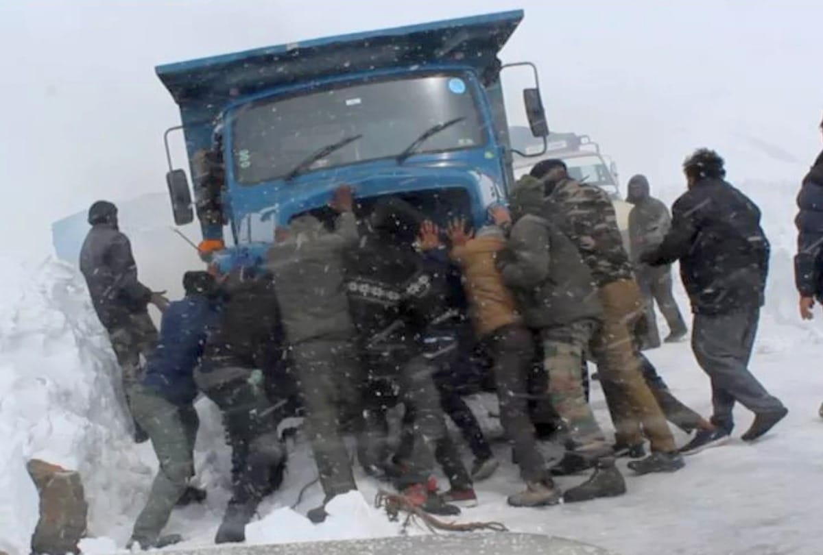 Himachal News: 14 hours rescue operation BRO and lahaul spiti police rescue 747 tourists and other passengers stranded in Baralacha pass after manali leh highway closed on 4 April after heavy snowfall