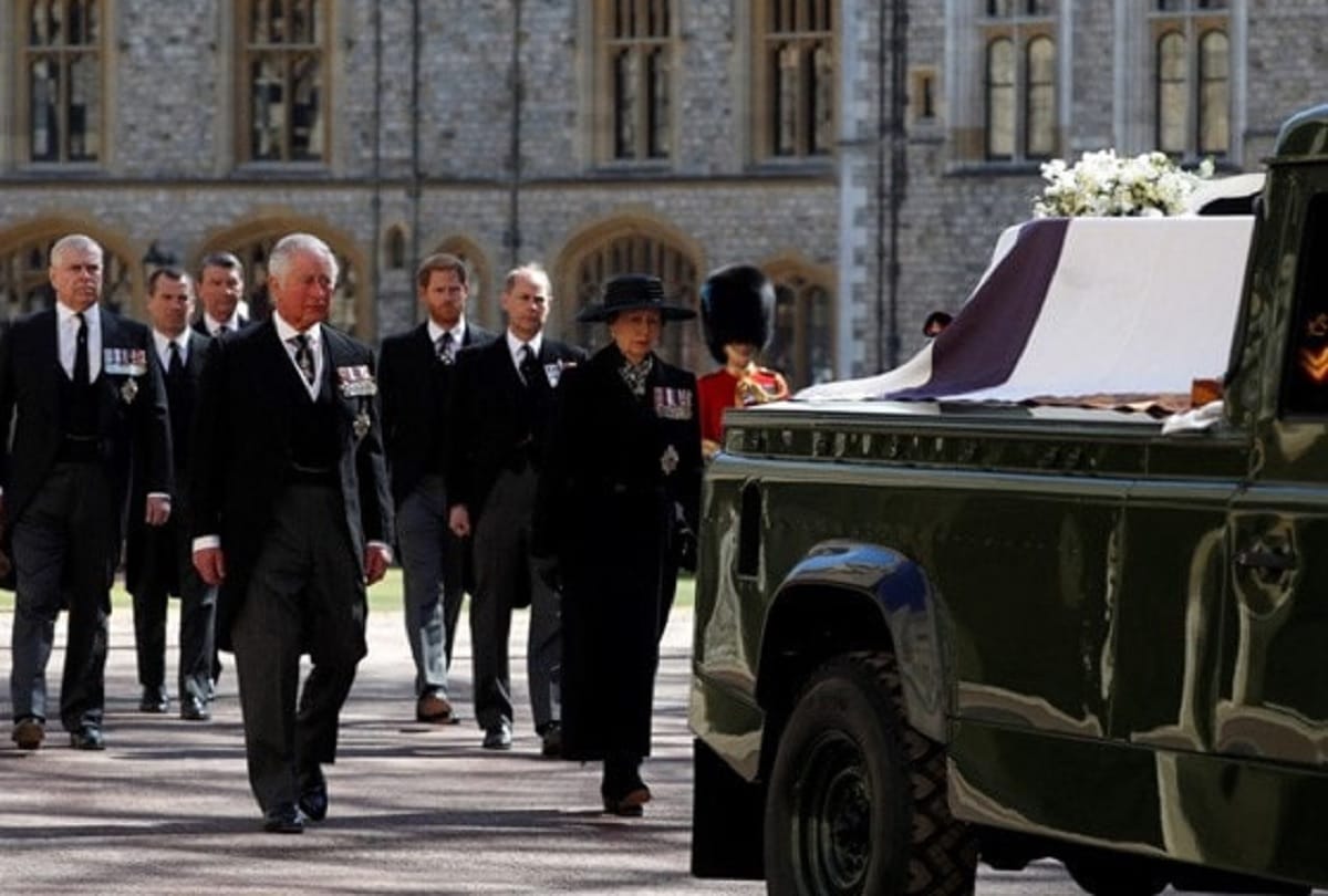 Prince Philip buried: the coffin carried in a self-designed Land Rover, the Queen is dressed in a black dress