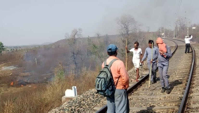 rail track ke kinare phir bhadki aag