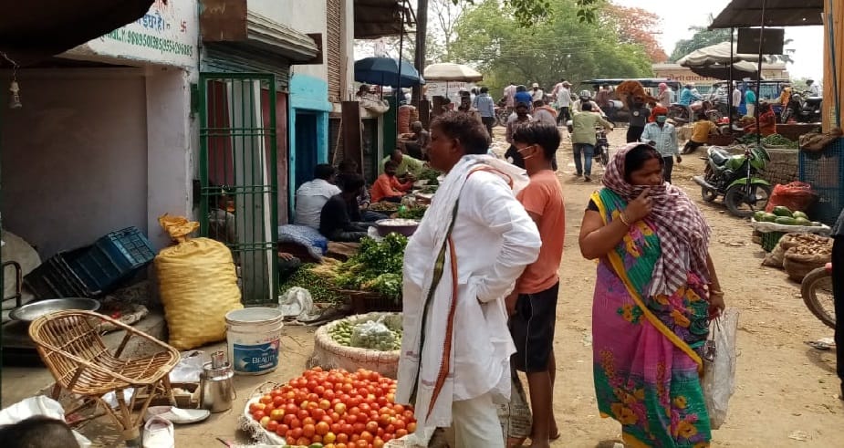 Weekly captives are not followed during the Corona period, no masks nor two yards in varanasi