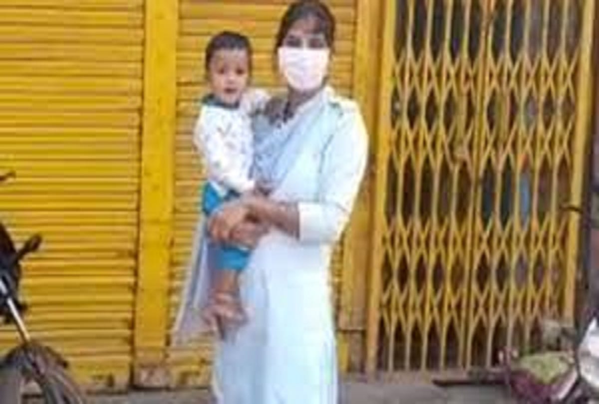 Corona curfew in Madhya Pradesh:  police constable in with baby lap on duty at Guna, Video viral Social Media