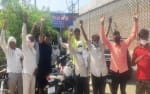 टूंडला के राजा का ताल चौकी के बाहर हंगामा करते परिजन
