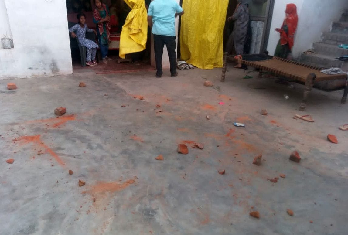 injured,hardoi news,five,stones,electoral rivalry