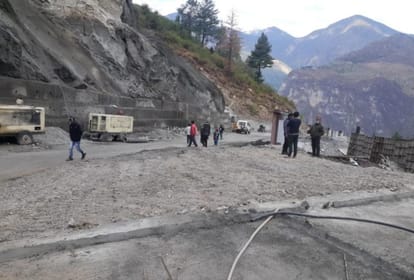Dehradun : बदरीनाथ की राह में बाधा बन सकता है धंसता हाईवे, सरकार के लिए बड़ी चुनौती है मरम्मत का काम badrinath highway file pic