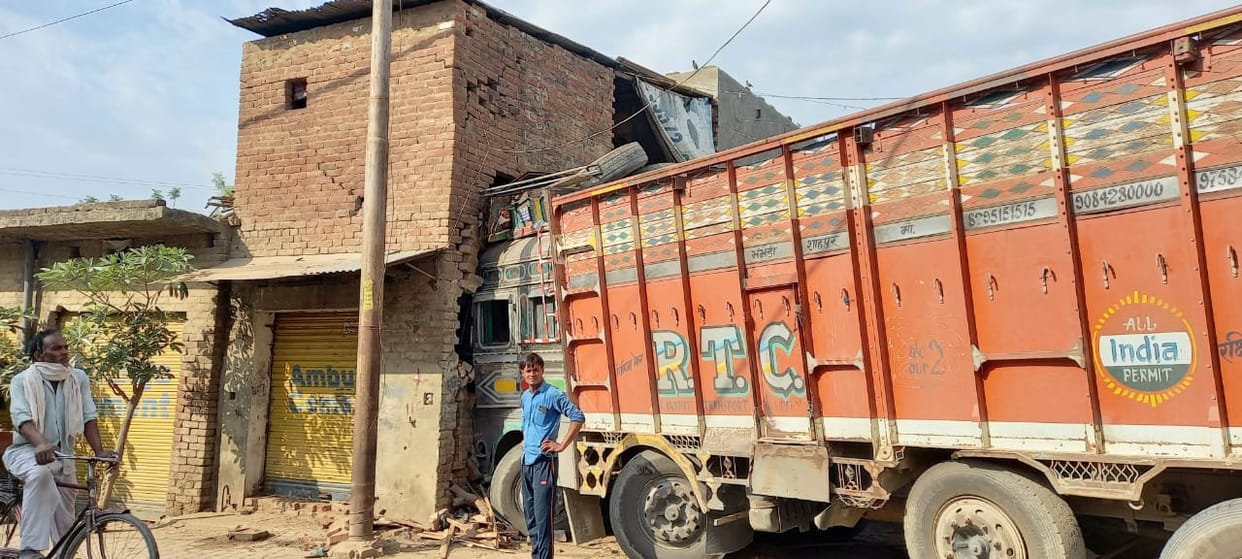 Uncontrollable truck full of mining rammed into the shop, roof collapsed