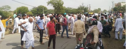 कानोंदा गांव में सड़क को जाम करते ग्रामीण।