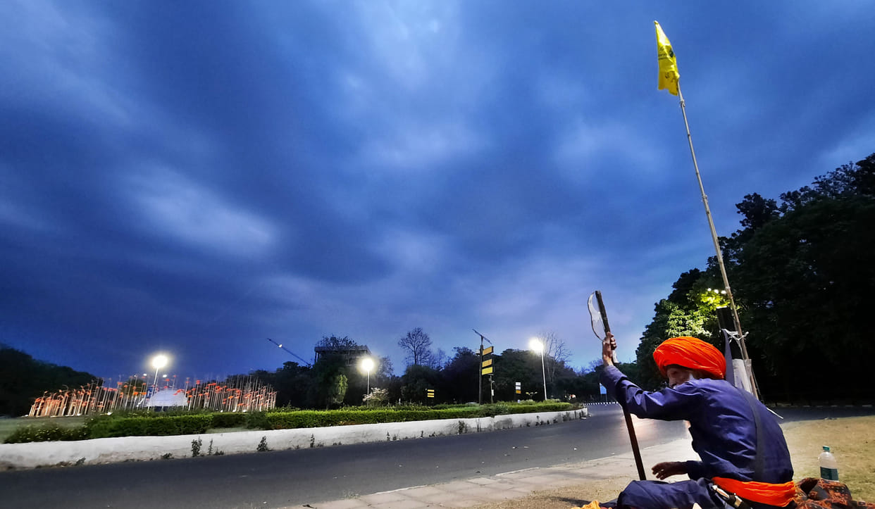 Police arrived to pick up Baba Labh Singh, who stood in support of farmers at Matka Chowk
