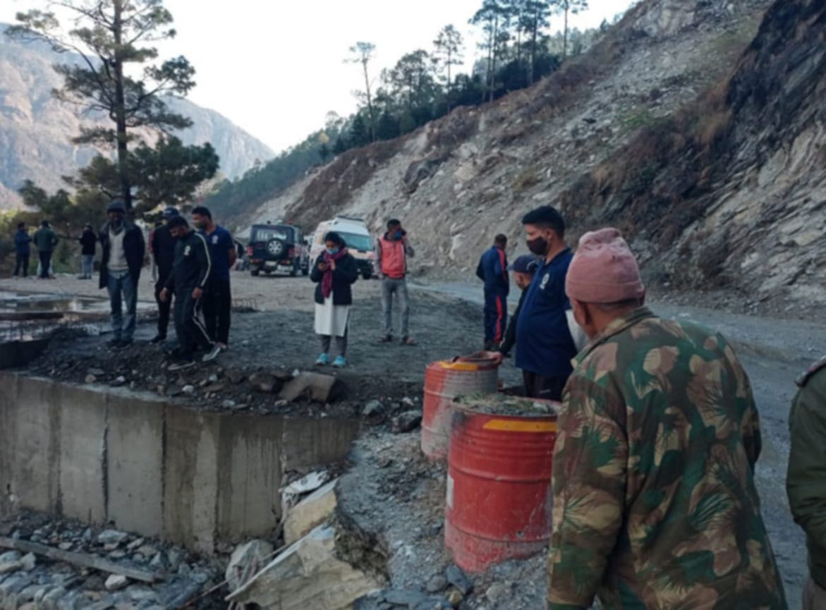 uttarakhand news : car fell into gorge at badrinath highway, five died, ground zero photos