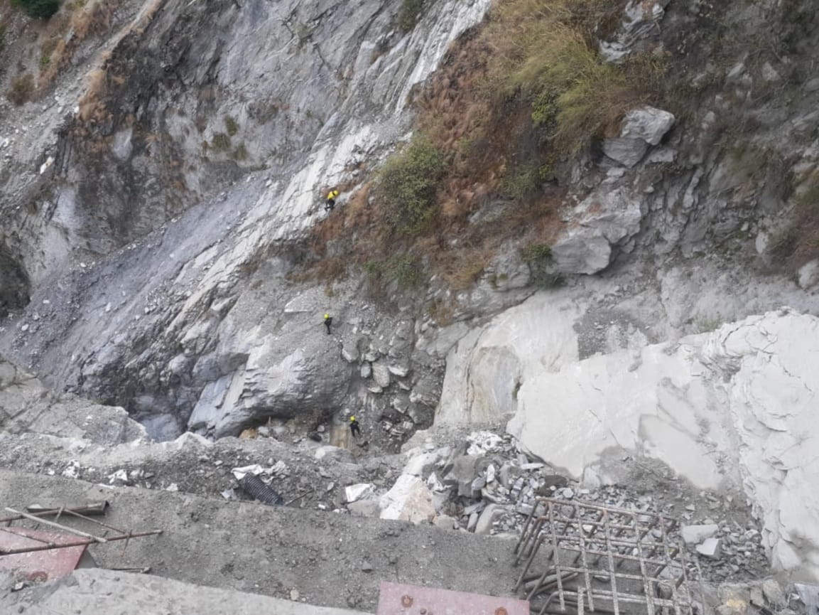 uttarakhand news : car fell into gorge at badrinath highway, five died, ground zero photos