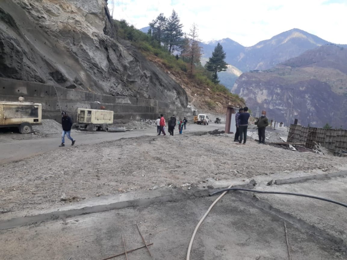uttarakhand news : car fell into gorge at badrinath highway, five died, ground zero photos