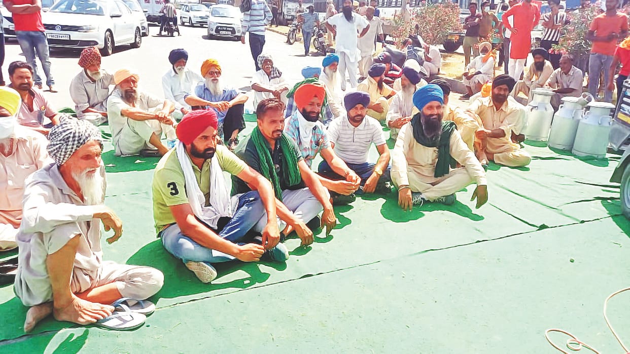 Farmers protest in Kurali and jam the road