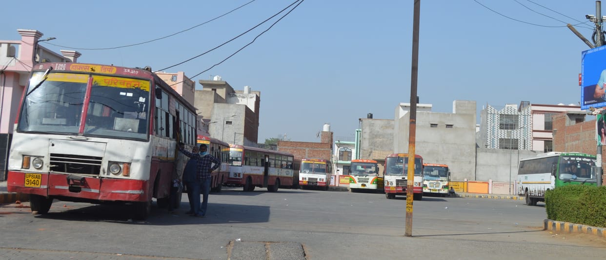 Hathras: Silence at railway station and bus stand due to Corona curfew