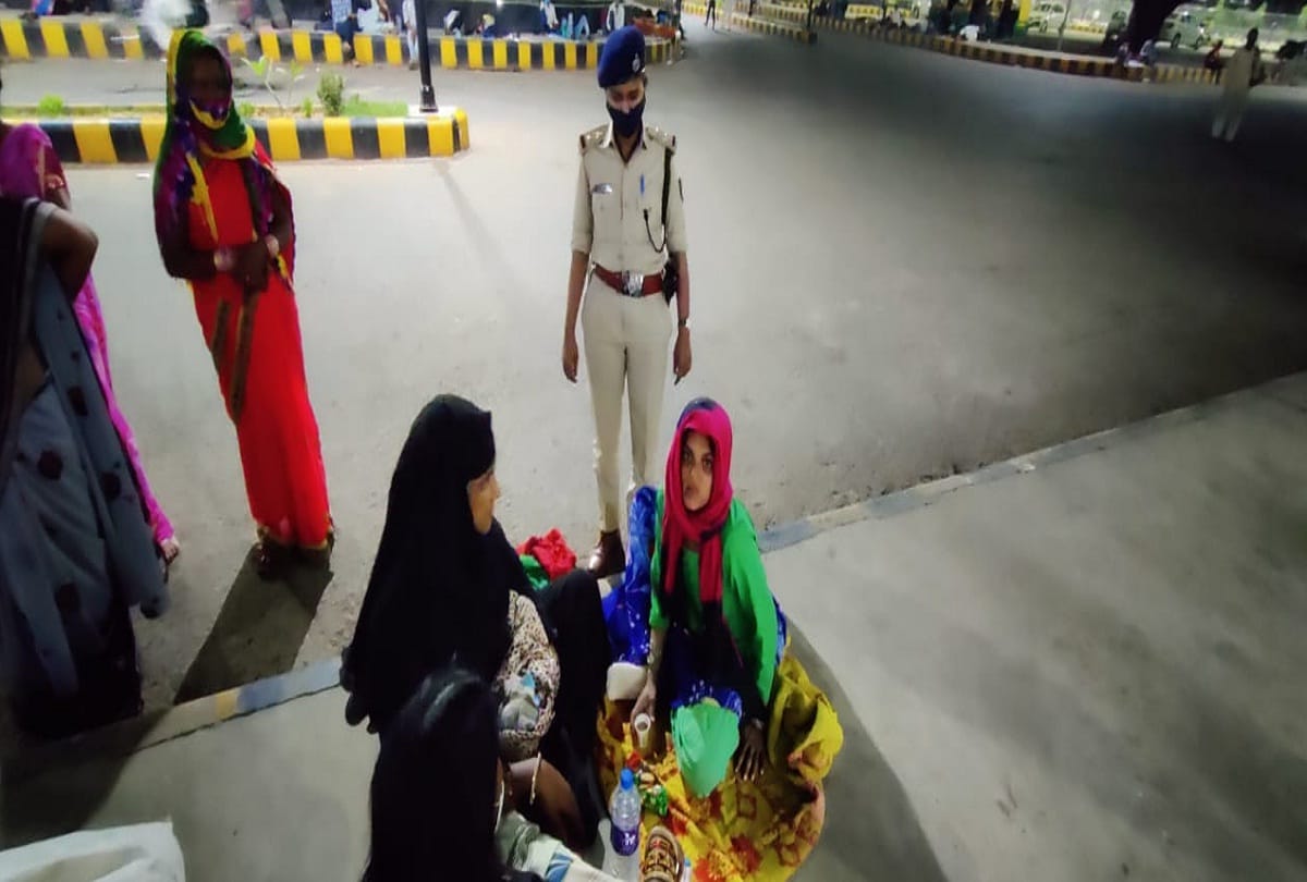 woman gave birth to baby girl at railway station amid Corona curfew due to active of RPF personnel