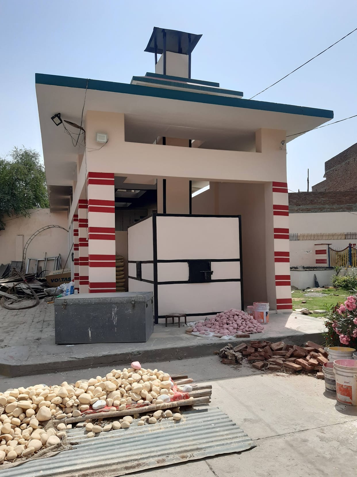Chimney installed in Shivpuri, yet the city council is cremating the corona infected dead in the open