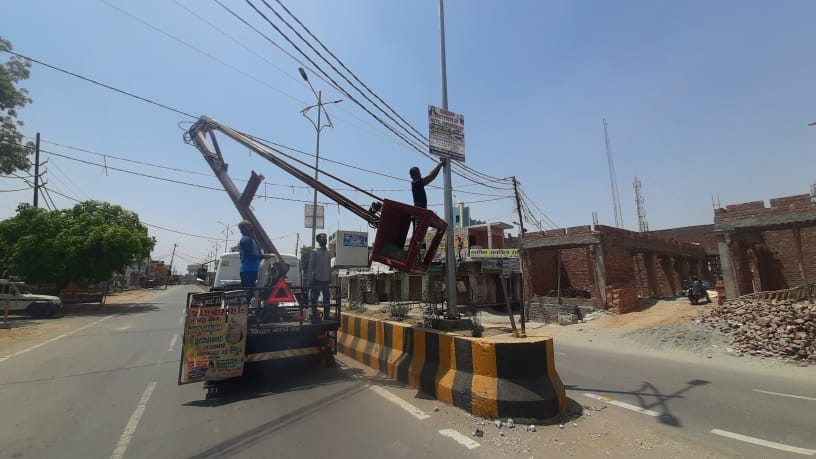 The work of installing tricolor lights on the poles started