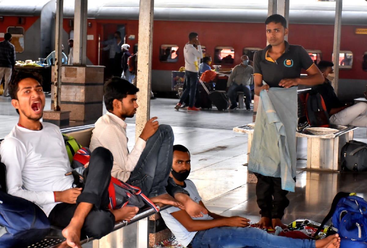 Gorakhpur weekend lockdown night curfew timing restrictions gorakhpur Migrant workers return home