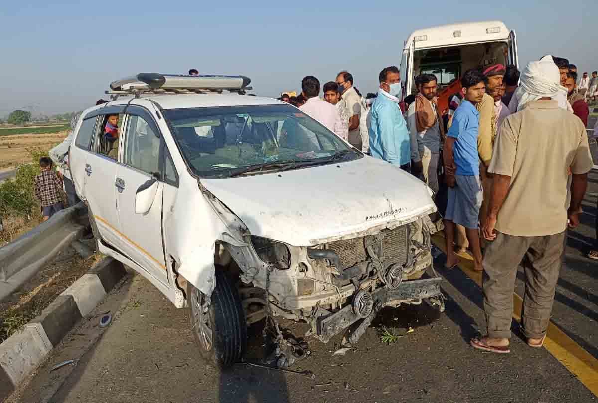 Kannauj: Two cars collided on Agra-Lucknow expressway, one dead, seven injured, three in critical condition